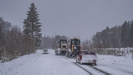 ​ДСИО продолжает очистку автодорог от снега и наледи