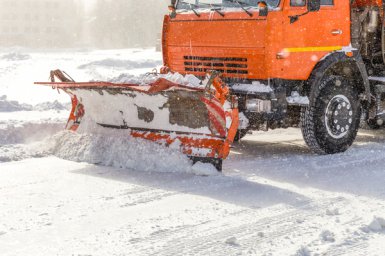В связи со снегопадом ДСИО начала чистить дороги ночью